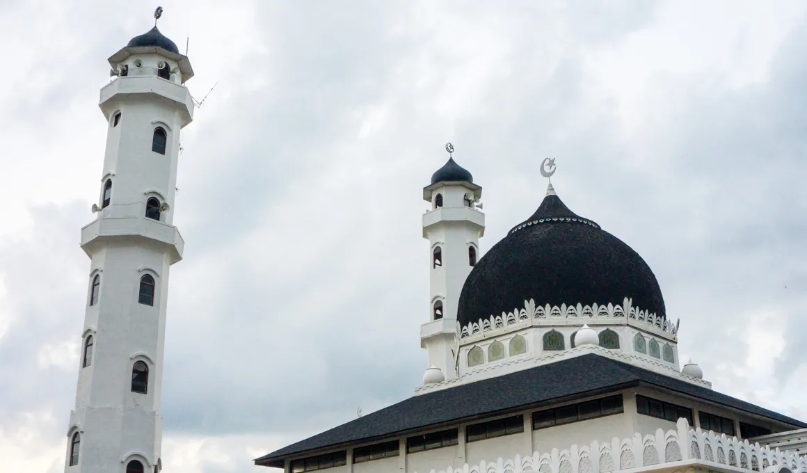 UK Mosque offering FREE MEALS to Everyone Inc Non Muslims
