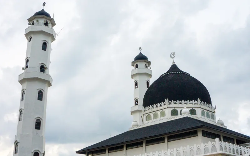UK Mosque offering FREE MEALS to Everyone Inc Non Muslims