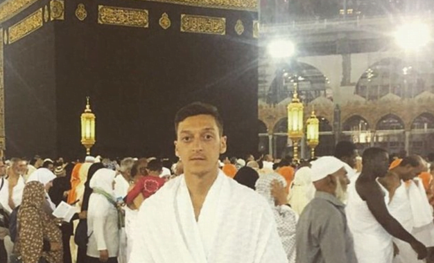 Mesut Ozil makkah