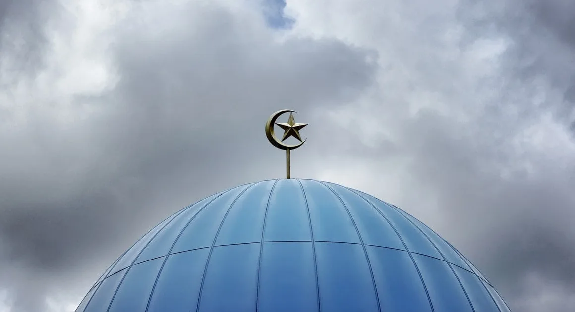 Almost 1000 attacks on Muslims and Mosques