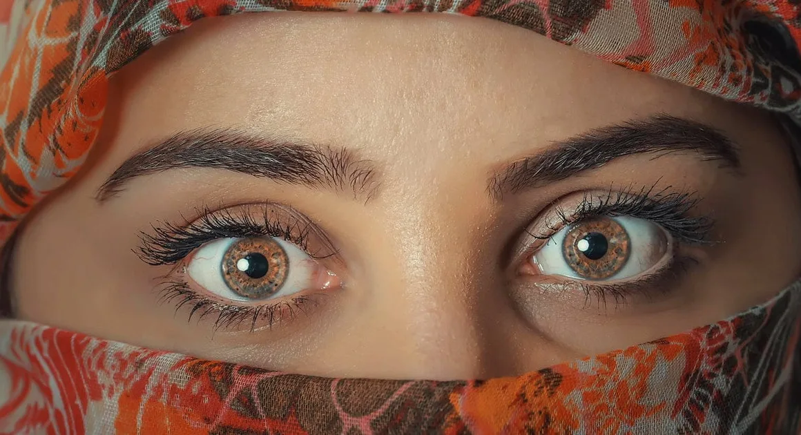 Views Of Islam On Plucking And Shaping Of Eyebrows