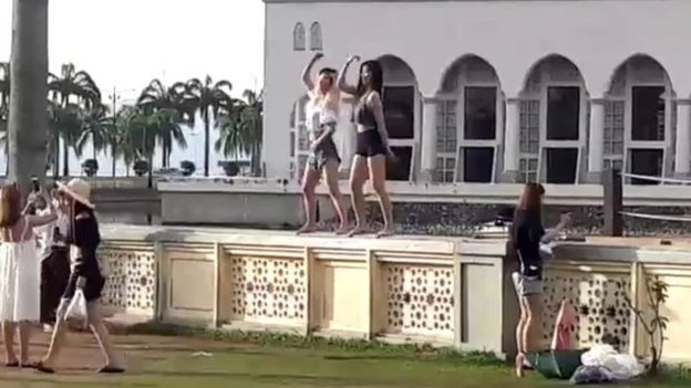 Malaysian Mosque Bans Tourist After Dancing In front Of Mosque