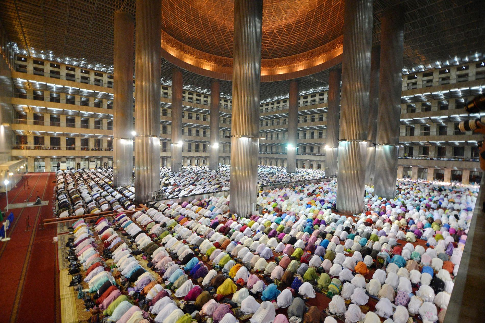 beautiful mosques indonesia