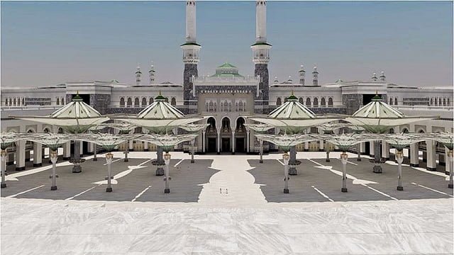 size of world's largest umbrella in makkah