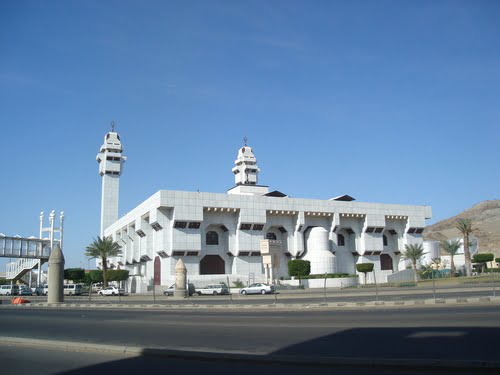 masjid e taneem aisha