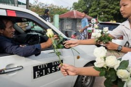 Moderate Buddhists gave roses to Muslims in Myanmar On Eid 2019