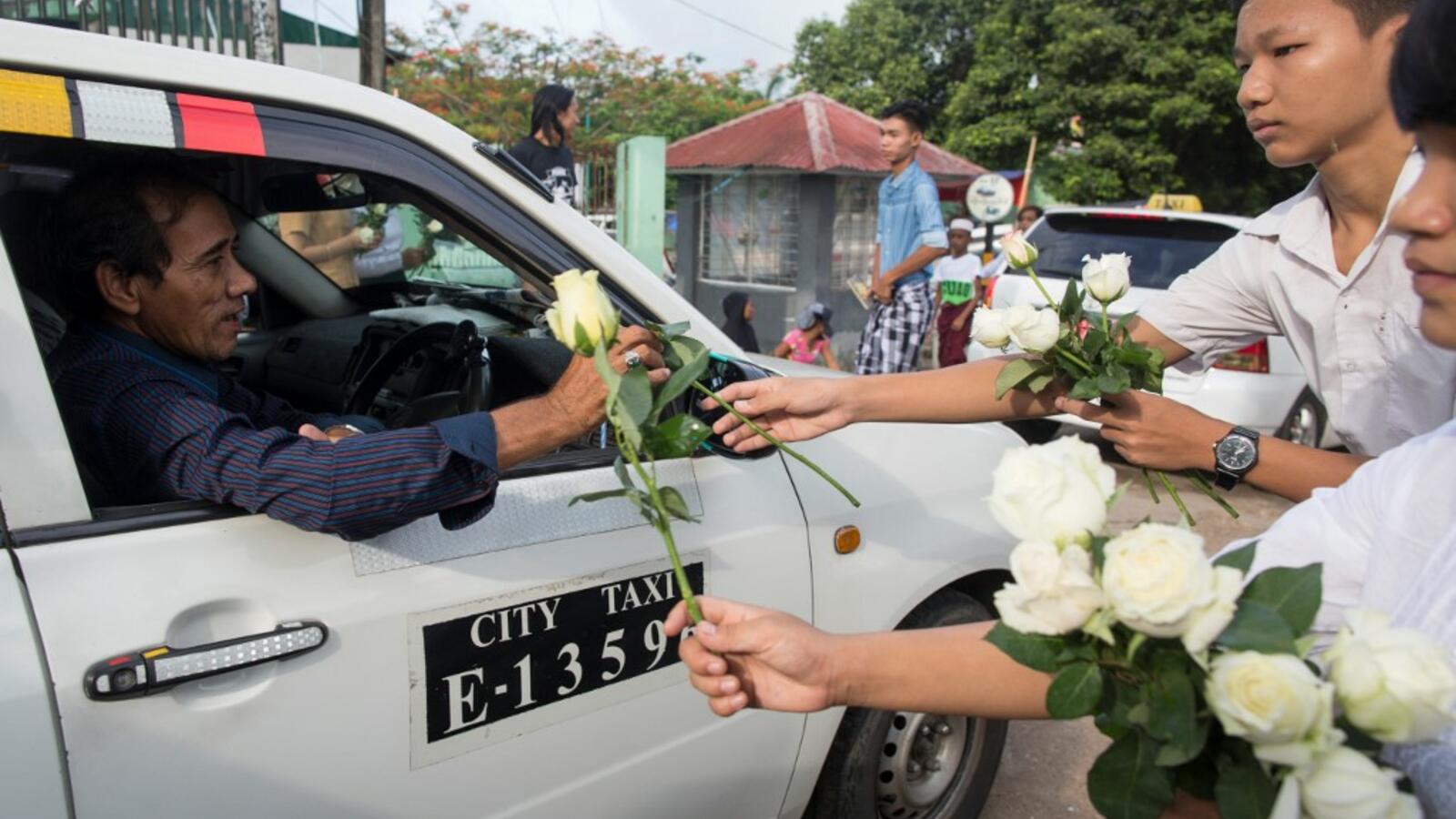 Moderate Buddhists gave roses to Muslims in Myanmar On Eid 2019