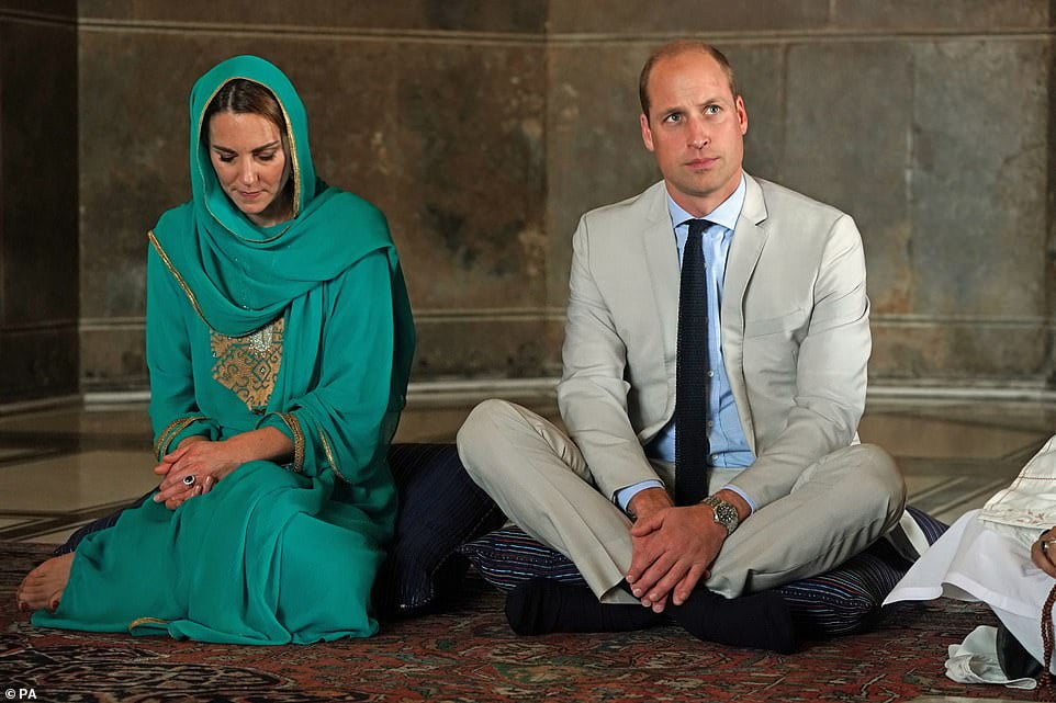 Kate Middleton And Prince William Listens To Quran Recitation In Badshahi Mosque