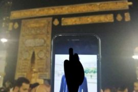 Growing Trend of Showing Pictures Of Other In Front of Kaaba