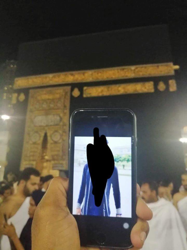 Growing Trend of Showing Pictures Of Other In Front of Kaaba