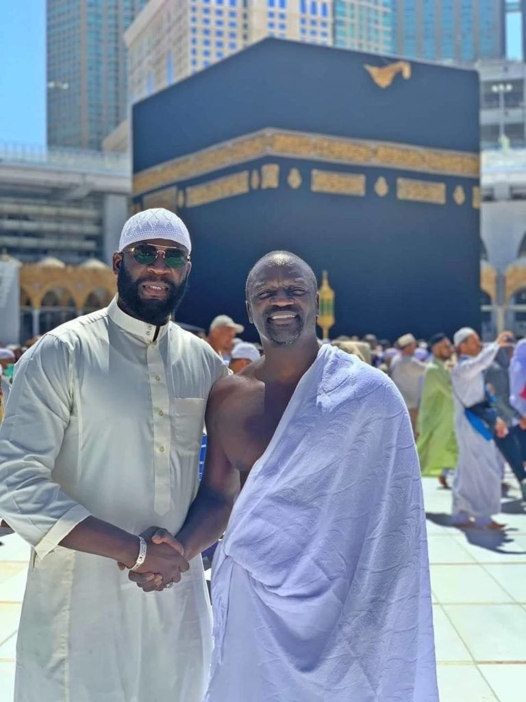 Akon in kaaba