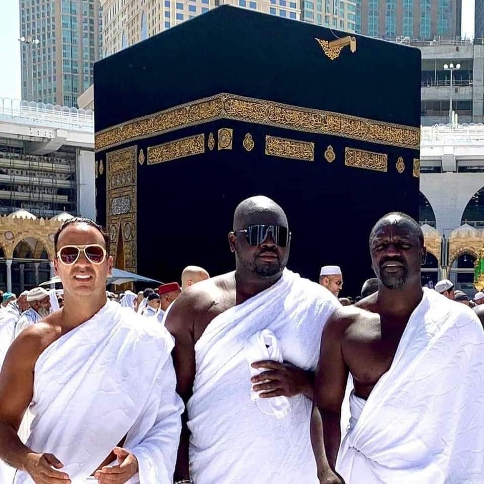 Akon infont of kaaba muslim