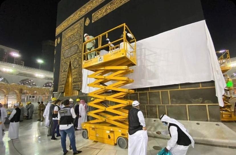 Why do they put white cloth around the Kaaba