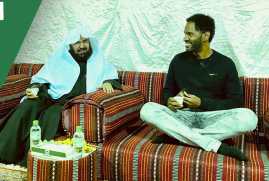 American Tourist Steve Accepts Islam On The Hands of Sheikh Al Sudais