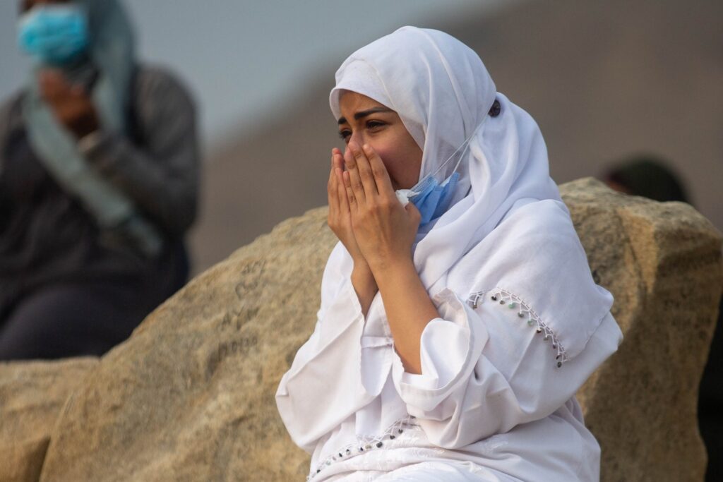 woman praying plains of arafat