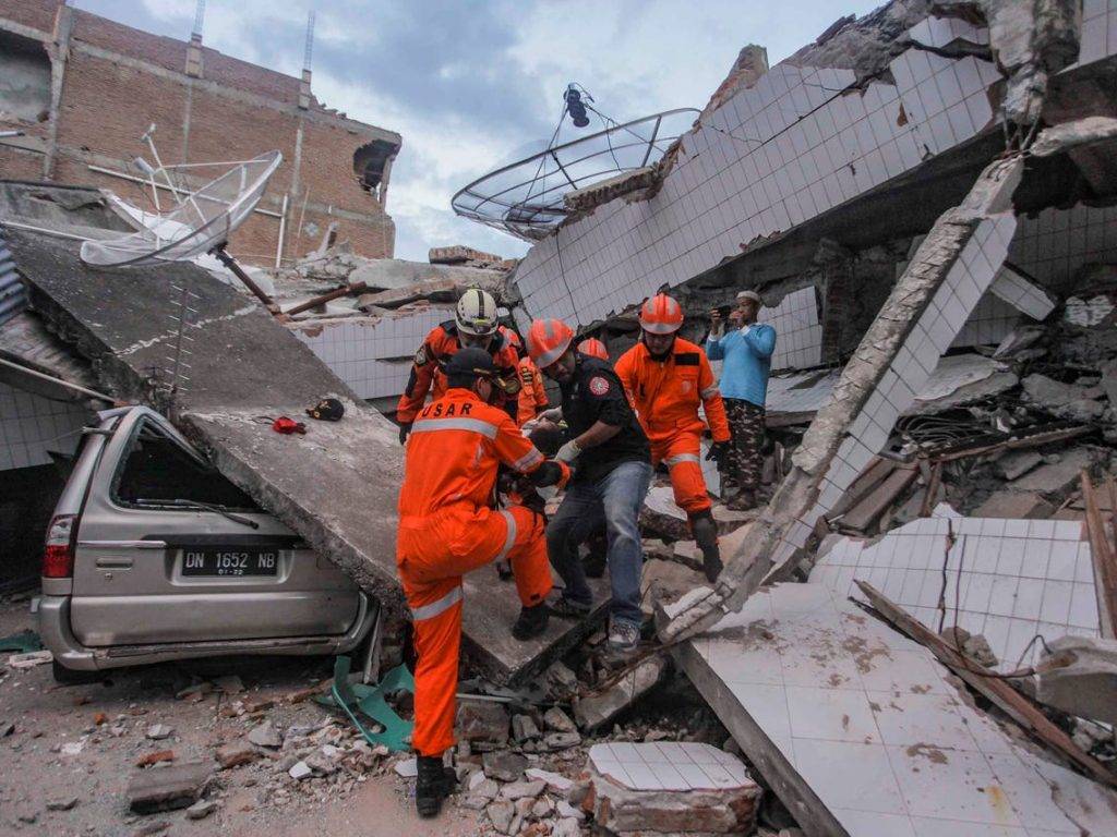 indonesia earthquake sulawesi trapped people