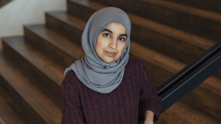 First Muslim Kauthar Bouchallikht To Wear The Hijab In The Dutch Parliament