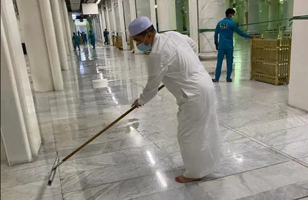 Malaysian Commerce Minister Cleans Masjid al Haram with Workers