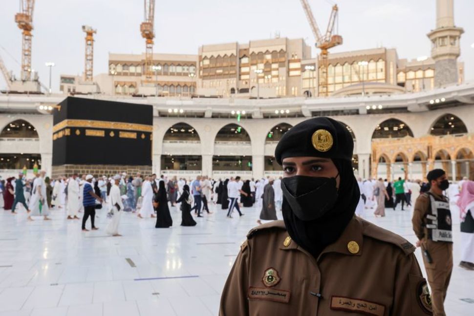 Saudi women become guards in Makkah during Hajj for the first time in Muslim history