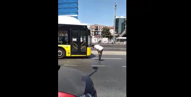 A Man Was Spotted Praying In The Middle Of The Road Muslims Are Angry