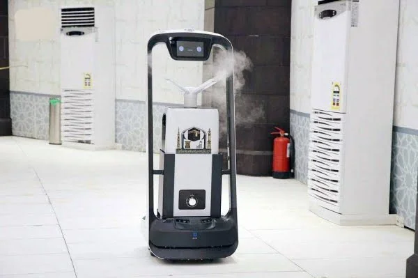 self cleaning robot in masjid al haram