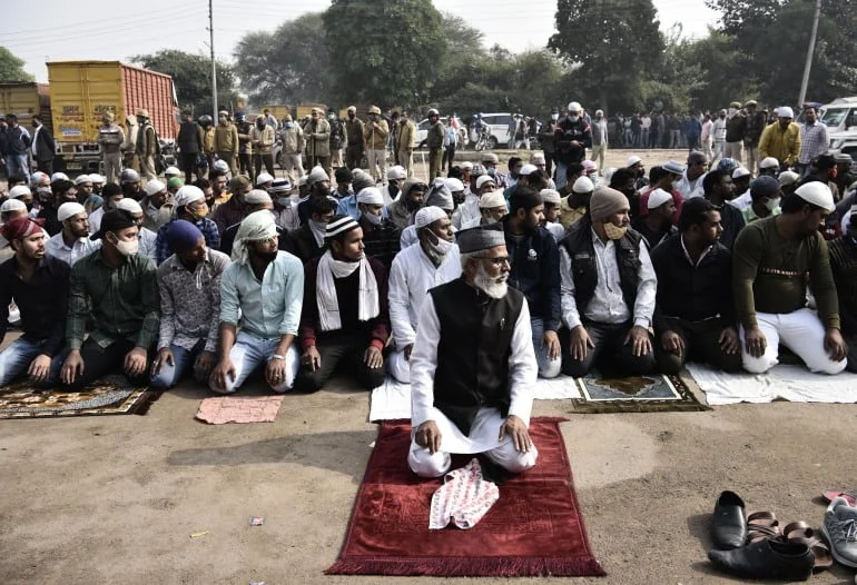 muslims praying in india