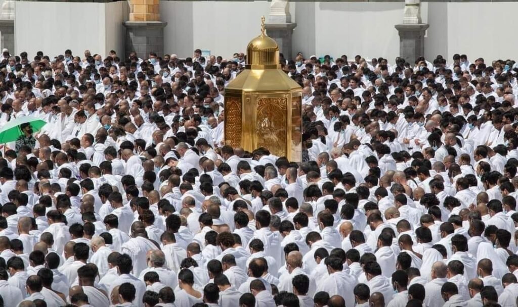 pilgrims passing through maqam e ibrahim