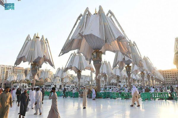 Masjid An Nabawi Installed Huge Convartible Umbrellas To Protect 228000 Worshippers From The Sun
