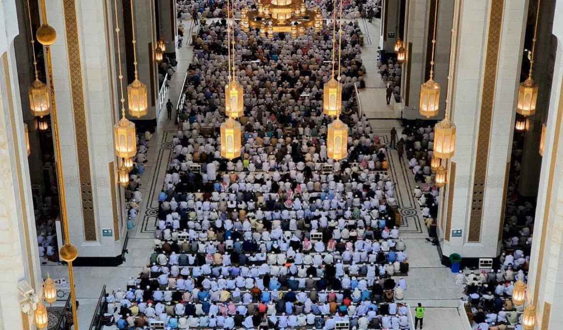 worshippers at masjid al haram