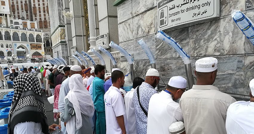 pilgrims at Zamzam well