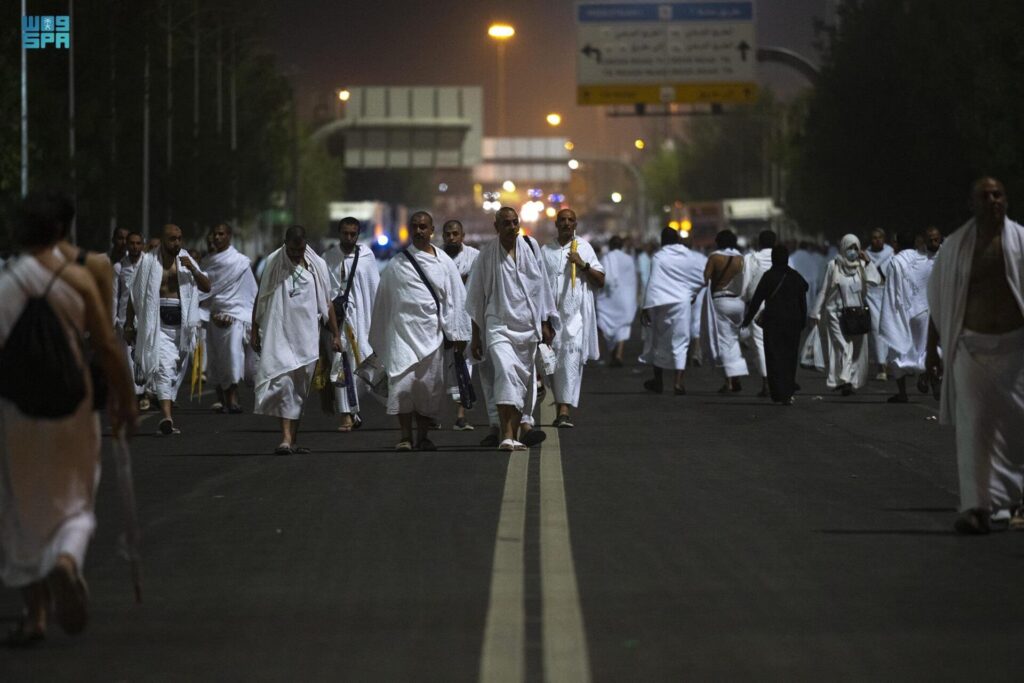 Hajj pilgrims leaving for Arafat after praying Fajr