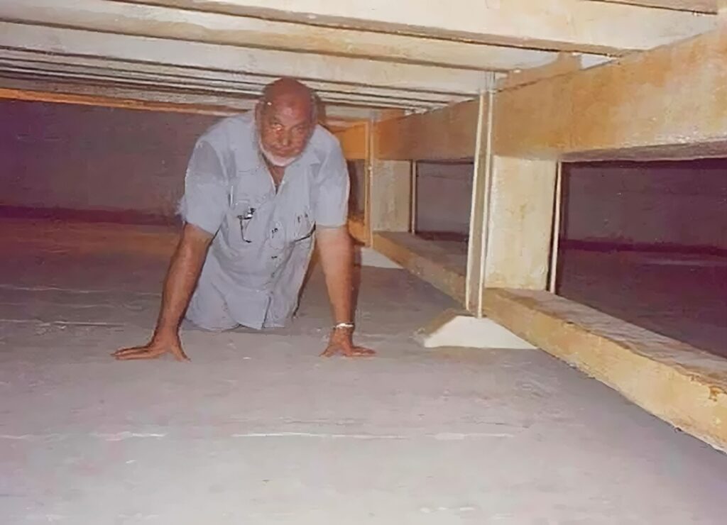 Man inside Kaaba second 2nd roof