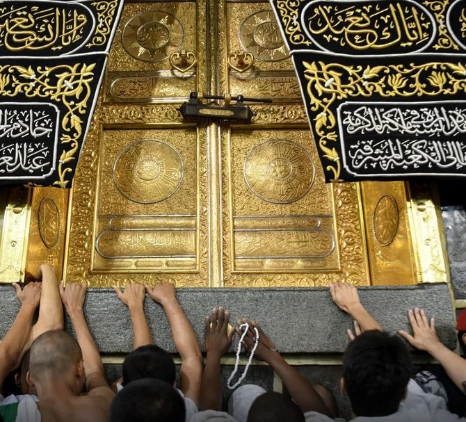 pilgrims touching kaaba 2022