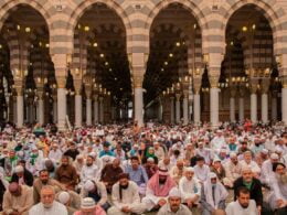 worshippers at masjid an nabawi