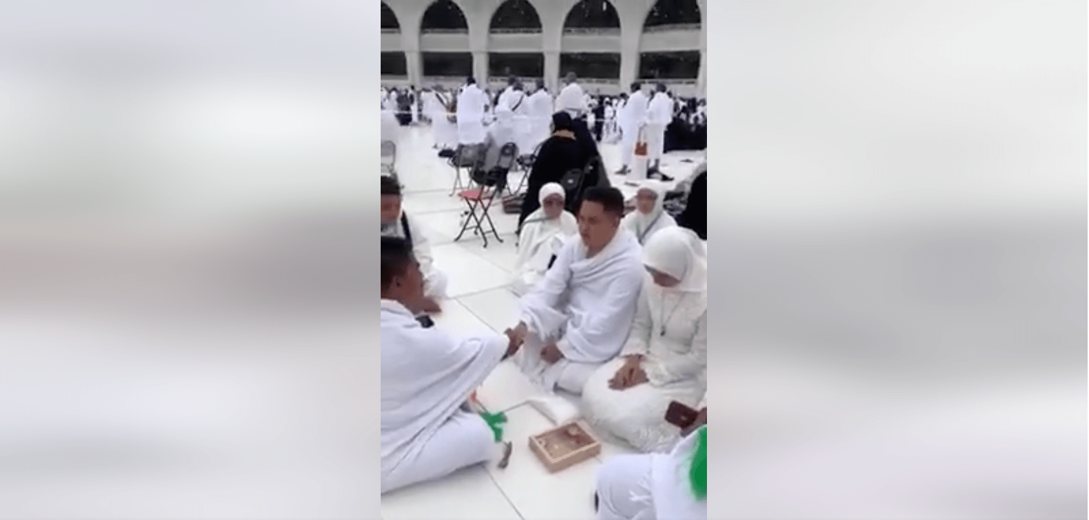Indonesian Couple Got Married In front of Kaaba