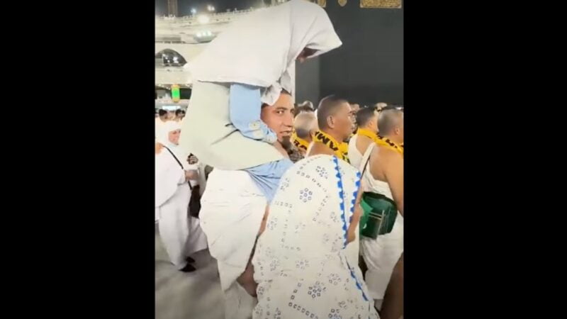 Man Carries His Mother On Shoulders While Performing Umrah
