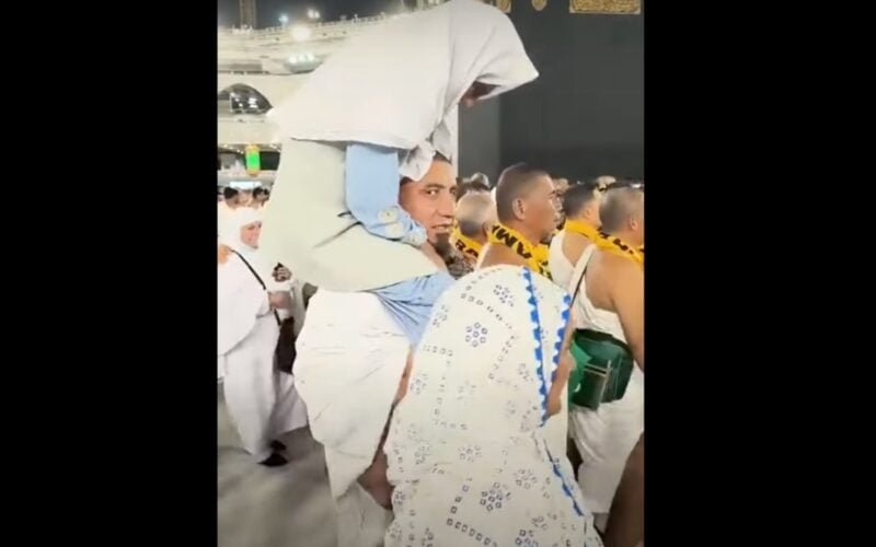 Man Carries His Mother On Shoulders While Performing Umrah