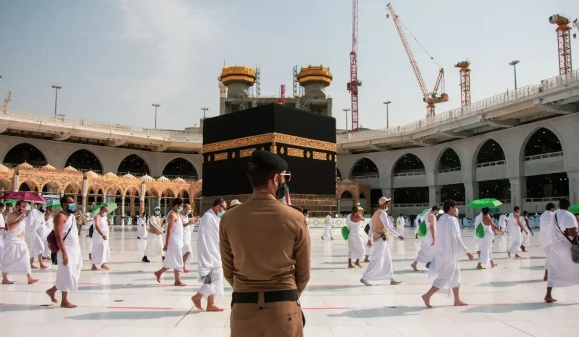 Saudi Arabia: Grand Mosque enforces ban on large bags, certain food items