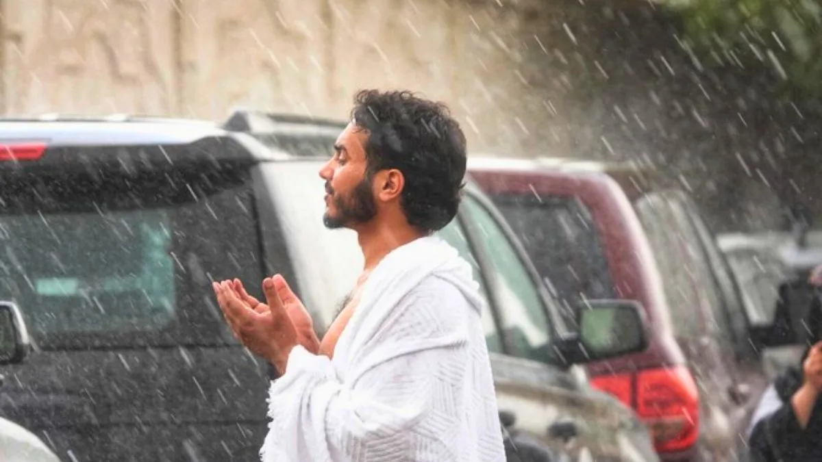 hajj pilgrim makes dua during rain