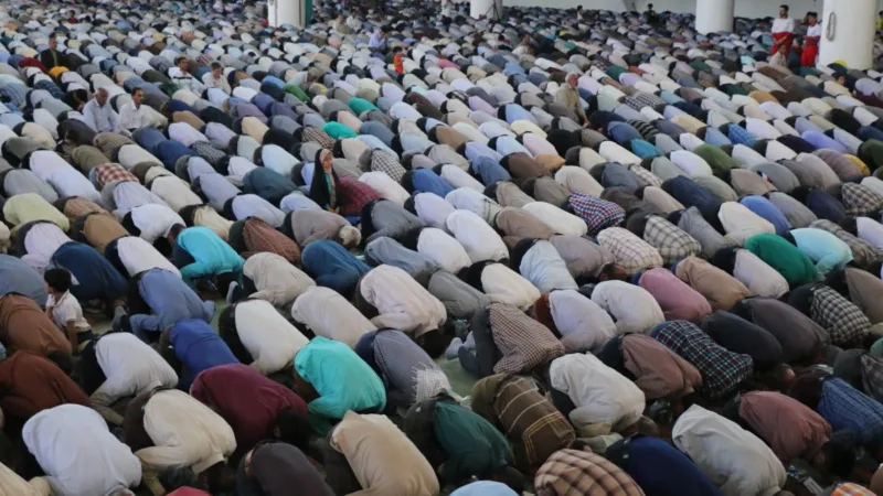 muslims offering prayers