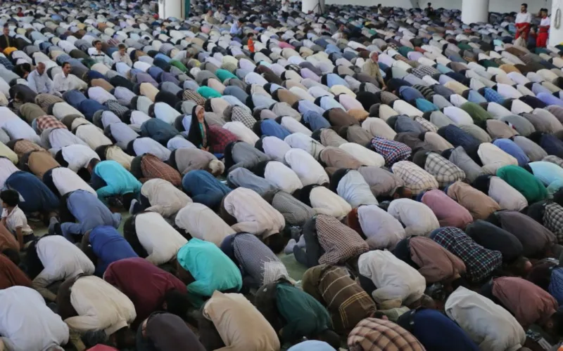 muslims offering prayers