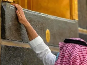 worker perfuming the holy kaaba