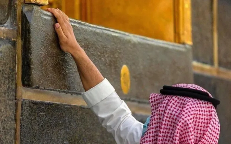 worker perfuming the holy kaaba