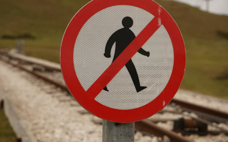 red and white stop sign