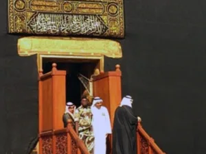 Gate of kaaba open