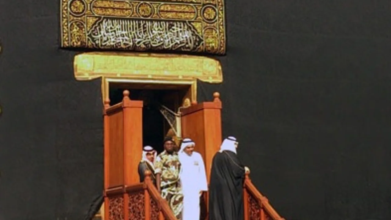 Gate of kaaba open