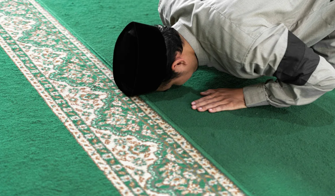 indonesian man praying