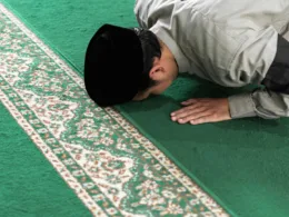 indonesian man praying