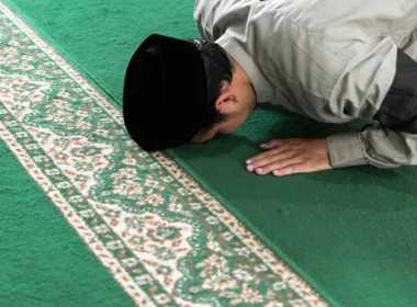 indonesian man praying