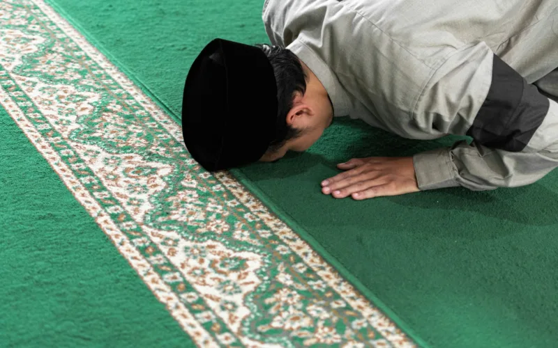 indonesian man praying